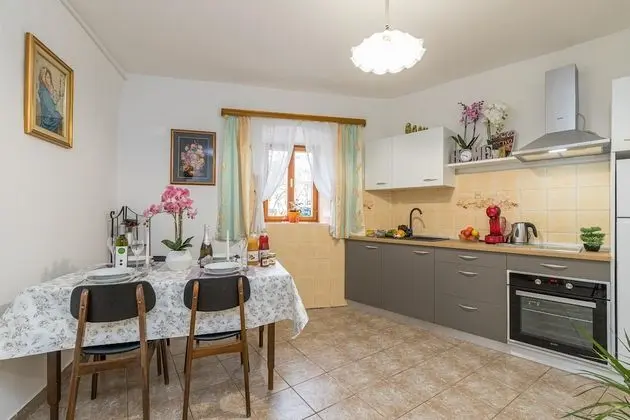 Family Ev, Birden Çok Yatak, Bahçeli (Old House Pri Roktovih With Whirlpool)