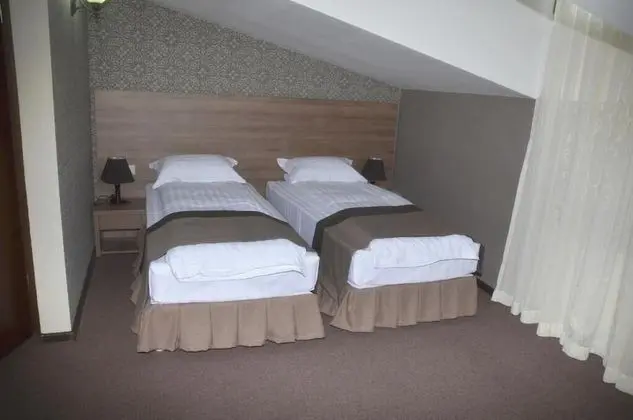 Tek Büyük veya İki Ayrı Yataklı Oda (Attic)