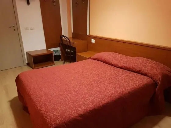 Tek Büyük veya İki Ayrı Yataklı Oda, Ortak Banyo