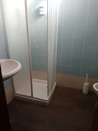Tek Büyük veya İki Ayrı Yataklı Oda, Ortak Banyo