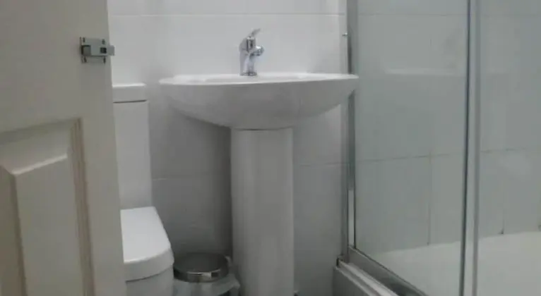 İki Ayrı Yataklı Oda, Ortak Banyo
