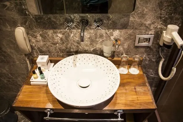 Bathroom sink