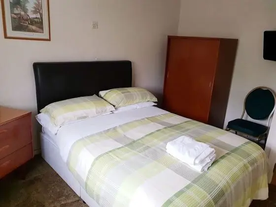 Basic Tek Büyük Yataklı Oda, 1 Çift Kişilik Yatak (Shared Bathroom)