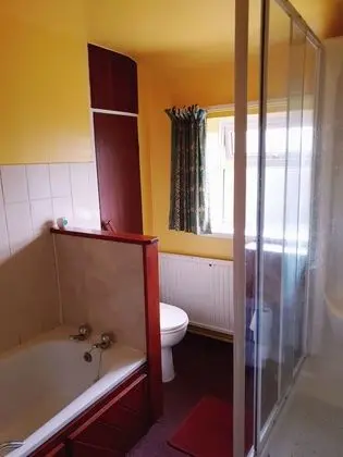 Basic Tek Büyük Yataklı Oda, 1 Çift Kişilik Yatak (Shared Bathroom)