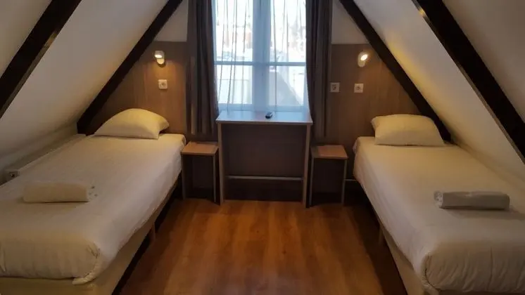 İki Ayrı Yataklı Oda, Ortak Banyo