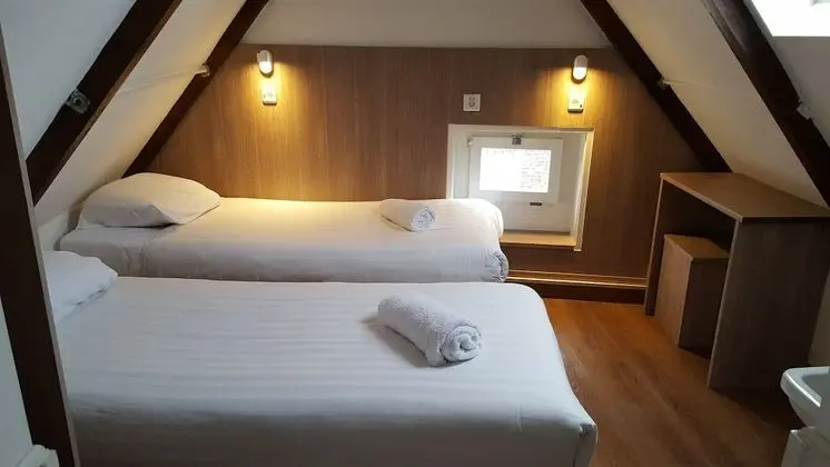 İki Ayrı Yataklı Oda, Ortak Banyo