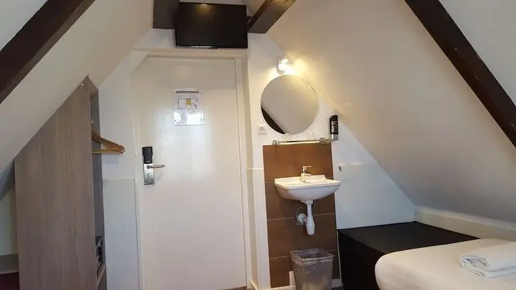 İki Ayrı Yataklı Oda, Ortak Banyo