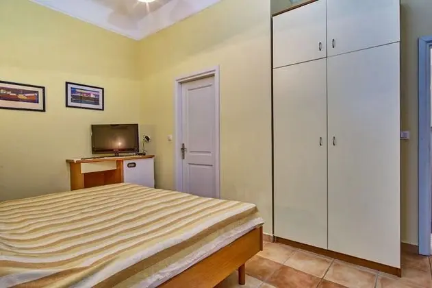 Apart Daire (Old Sailor's House - 70m from sea - A)