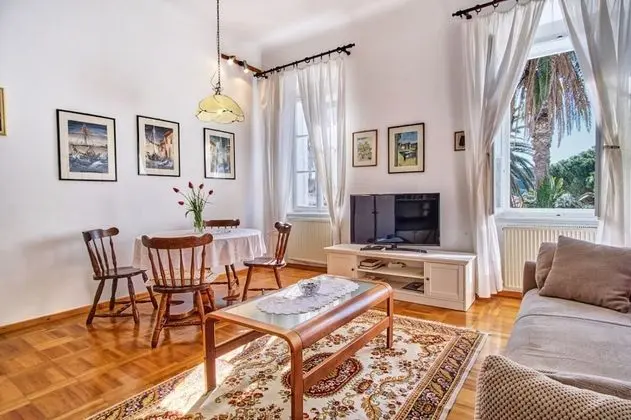 Apart Daire (Old Sailor's House - 70m from sea - A)