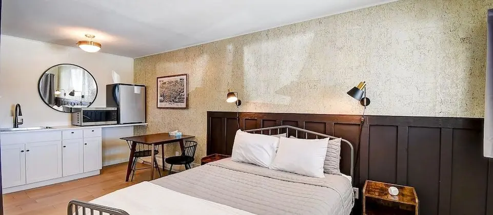 Oda, 1 Büyük (Queen) Boy Yatak, Buzdolabı ve Mikrodalga