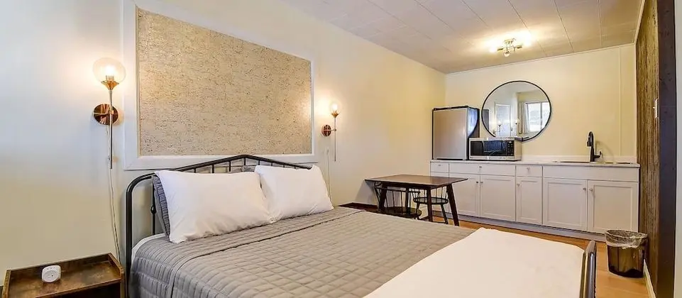 Oda, 1 Büyük (Queen) Boy Yatak, Buzdolabı ve Mikrodalga