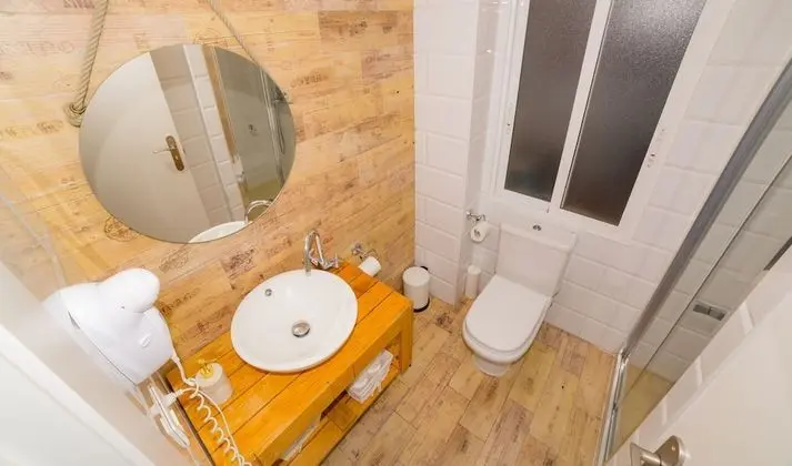 Tek Büyük Yataklı Oda, 1 Çift Kişilik Yatak, Ortak Banyo