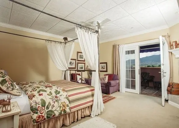 African Orchid / Hot Tub / Fireplace