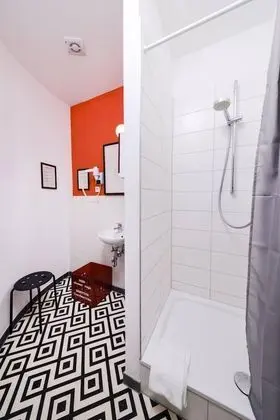 Tek Büyük Yataklı Oda, Ortak Banyo