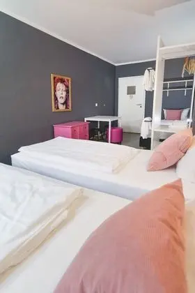 Üç Kişilik Oda, Ortak Banyo