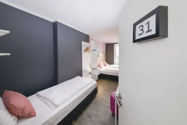 Üç Kişilik Oda, Ortak Banyo