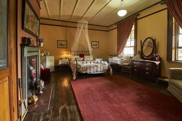 Royal Oda, 1 Büyük (Queen) Boy Yatak ve Çekyat, Ortak Banyo