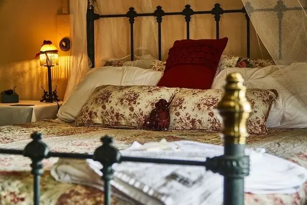 Royal Oda, 1 Büyük (Queen) Boy Yatak ve Çekyat, Ortak Banyo