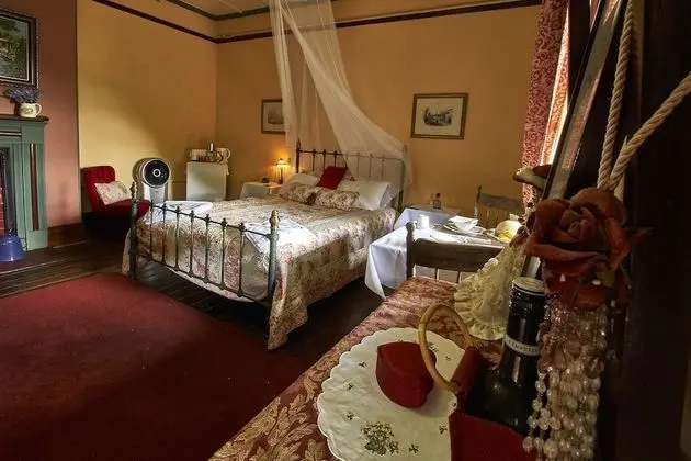 Royal Oda, 1 Büyük (Queen) Boy Yatak ve Çekyat, Ortak Banyo
