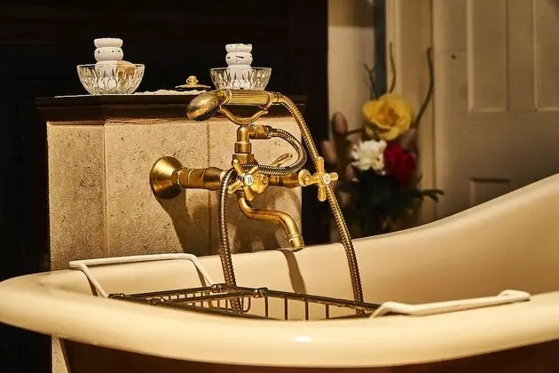 Royal Oda, 1 Büyük (Queen) Boy Yatak ve Çekyat, Ortak Banyo