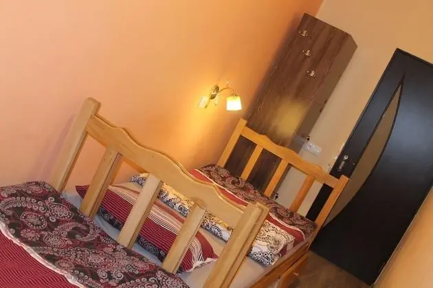 İki Ayrı Yataklı Oda, Ortak Banyo