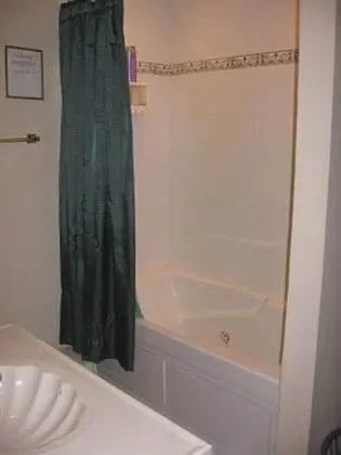 Oda (Dunphy room - shared bath)