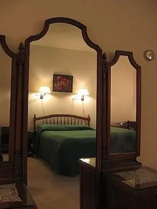 Oda (Gluha room)