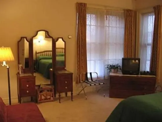 Oda (Gluha room)