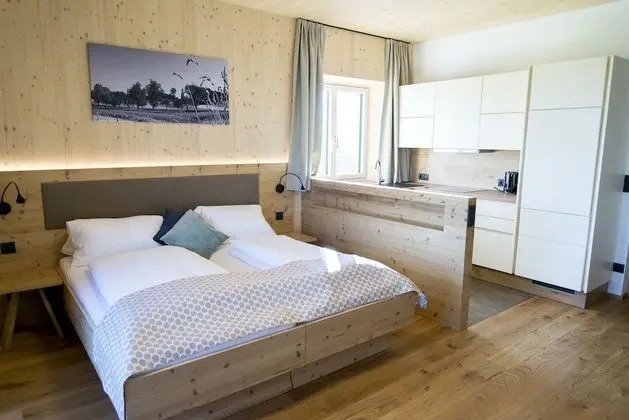 Deluxe Tek Büyük Yataklı Oda, Balkon, Bahçe Manzaralı