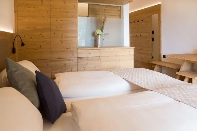 Deluxe Tek Büyük Yataklı Oda, Balkon, Bahçe Manzaralı