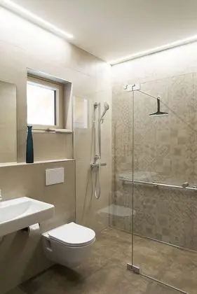 Deluxe Tek Büyük Yataklı Oda, Balkon, Bahçe Manzaralı
