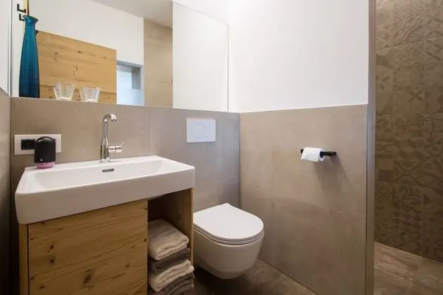 Deluxe Tek Büyük Yataklı Oda, Balkon, Bahçe Manzaralı