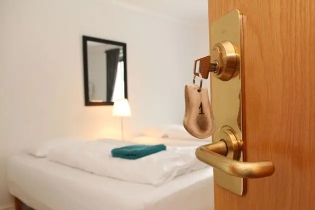 İki Ayrı Yataklı Oda, Ortak Banyo