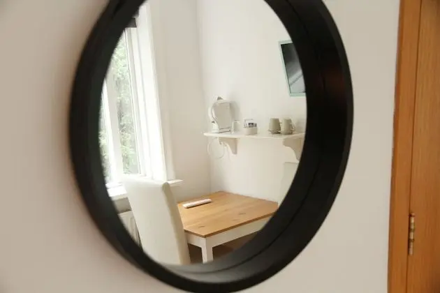 İki Ayrı Yataklı Oda, Ortak Banyo