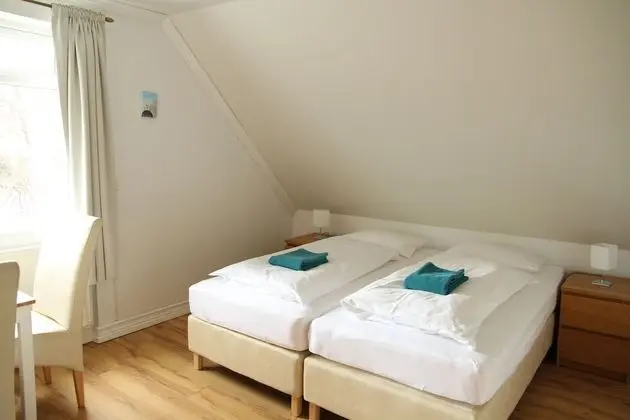 İki Ayrı Yataklı Oda, Ortak Banyo