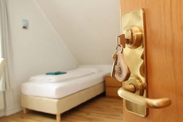 İki Ayrı Yataklı Oda, Ortak Banyo