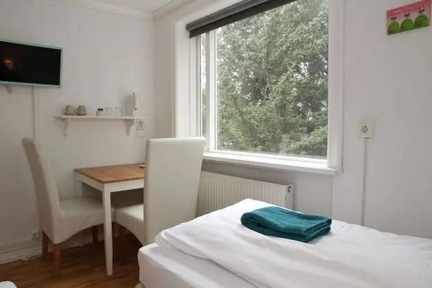 İki Ayrı Yataklı Oda, Ortak Banyo