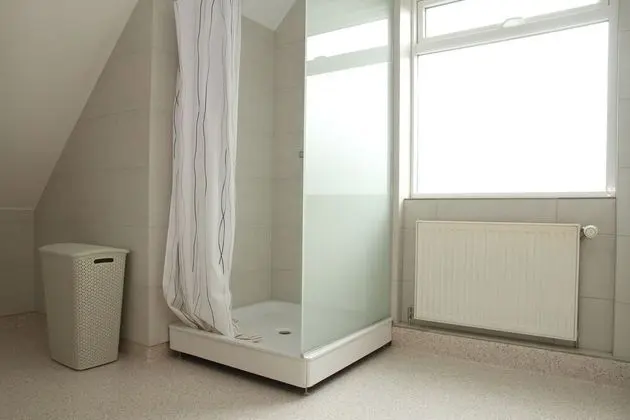 İki Ayrı Yataklı Oda, Ortak Banyo