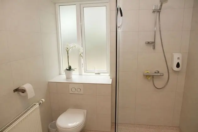 Üç Kişilik Oda, Ortak Banyo