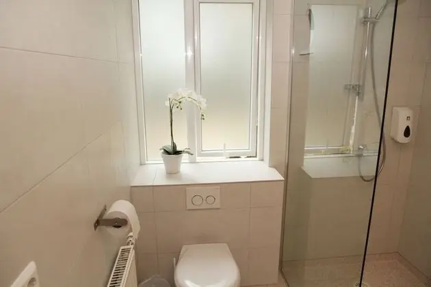 Üç Kişilik Oda, Ortak Banyo