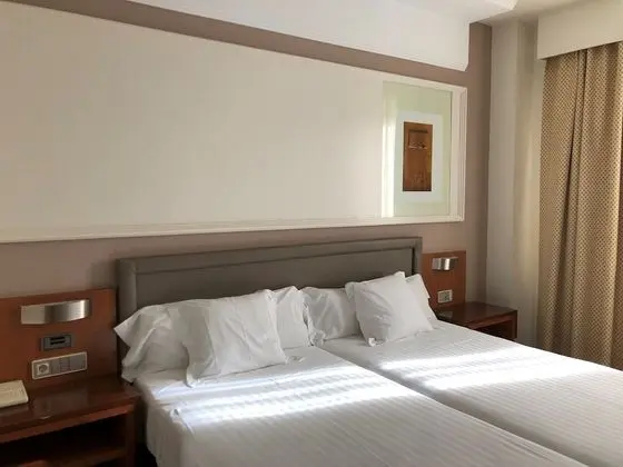 Bir Çift Kişilik Yataklı