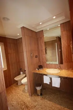 Bir Çift Kişilik Yataklı