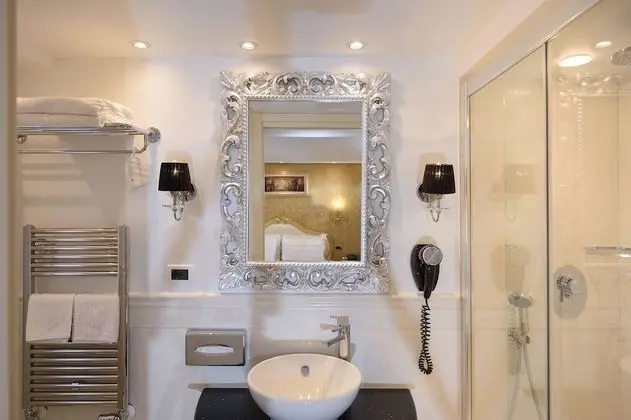 Classic Oda, 1 Büyük (Queen) Boy Yatak, Sigara İçilmez (with Single Sofabed)