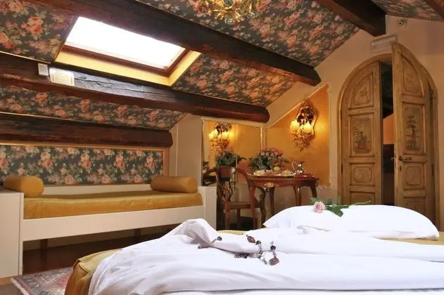 Classic Oda, 1 Büyük (Queen) Boy Yatak, Sigara İçilmez (Twin bed on request;with Sofabed)