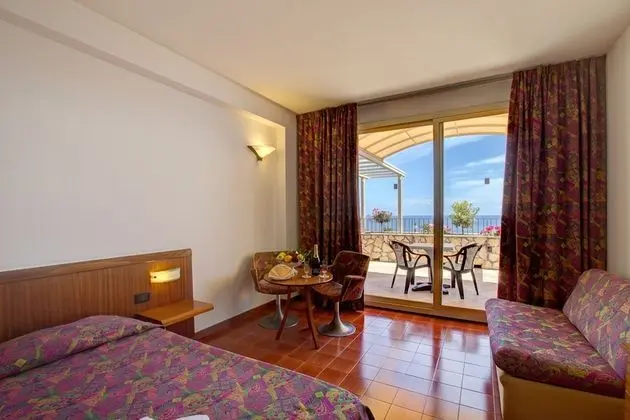 Tek Büyük Yataklı Oda, Teras, Deniz Manzaralı (Terrazze)