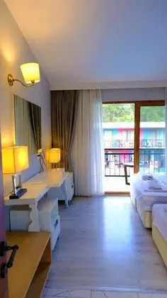 Deluxe Oda, Havuz Manzaralı, Balkonlu