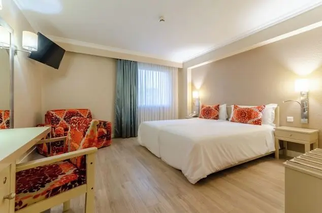 Tek Büyük veya İki Ayrı Yataklı Oda (2 adults + 1 child)