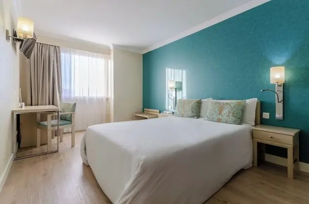 Tek Büyük veya İki Ayrı Yataklı Oda (with Extra Bed)