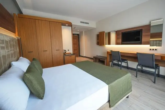 Deluxe Comfort Oda, Havuz Manzaralı, Balkonlu