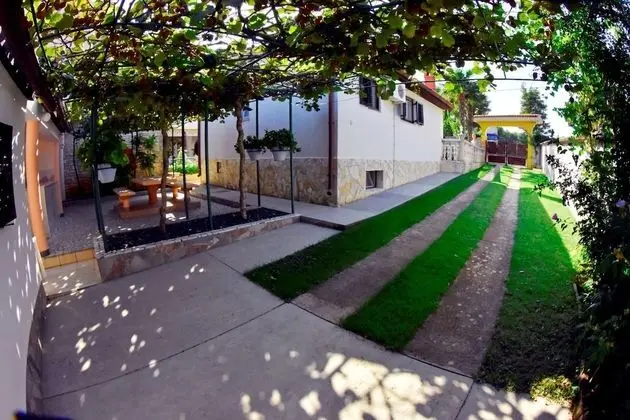 Apart Daire, Teras, Zemin Kat (Number 3)